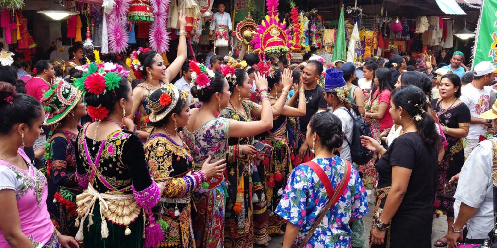 Kegiatan budaya Indonesia dengan tarian dan kostum tradisional.